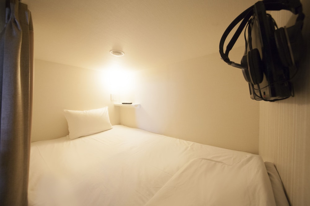 Moderate Cabin, Men Only, Lower photo 2