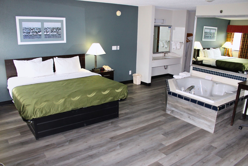 King Bed with 2 Person Jacuzzi photo 1