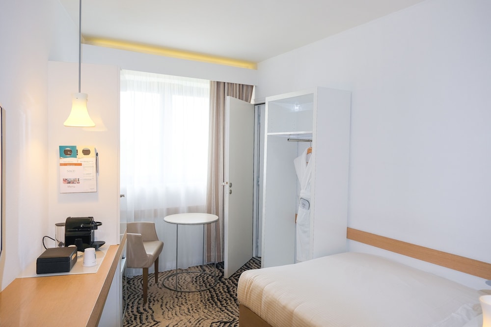 Superior Single Room, Pool Access photo 2
