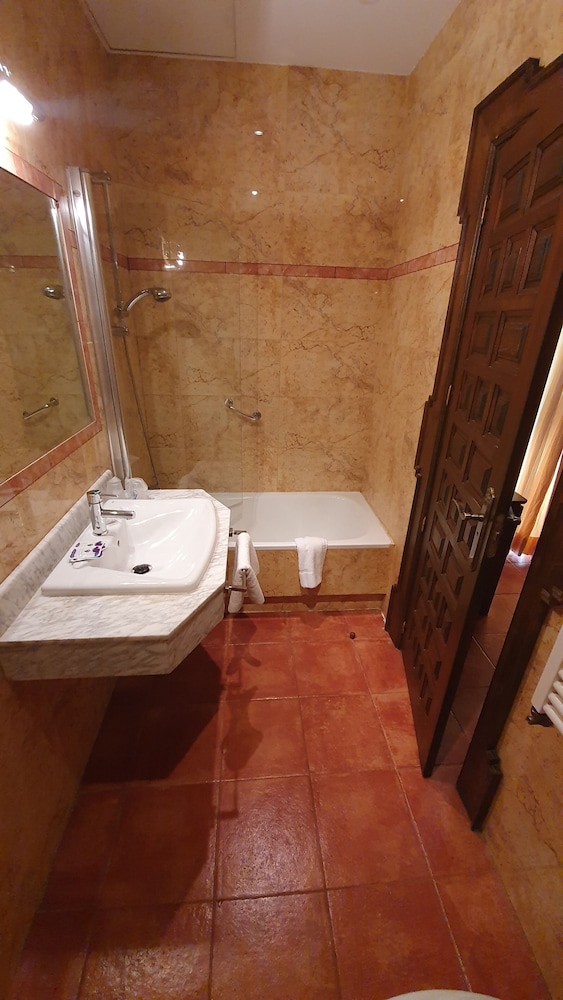 Double or Twin Room, City View - Photo 15