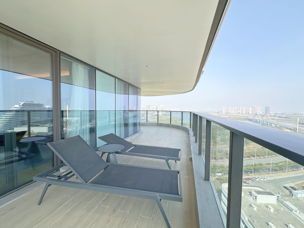Deluxe Suite, 1 King Bed, Balcony, Ocean View photo 2