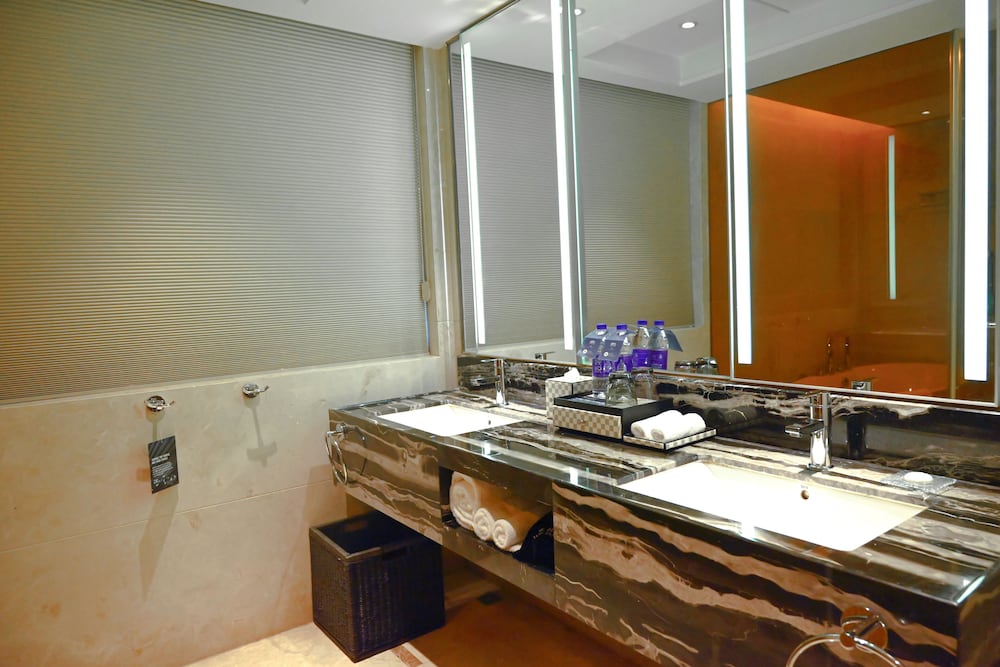 Premium Room, 1 King Bed, River View photo 3