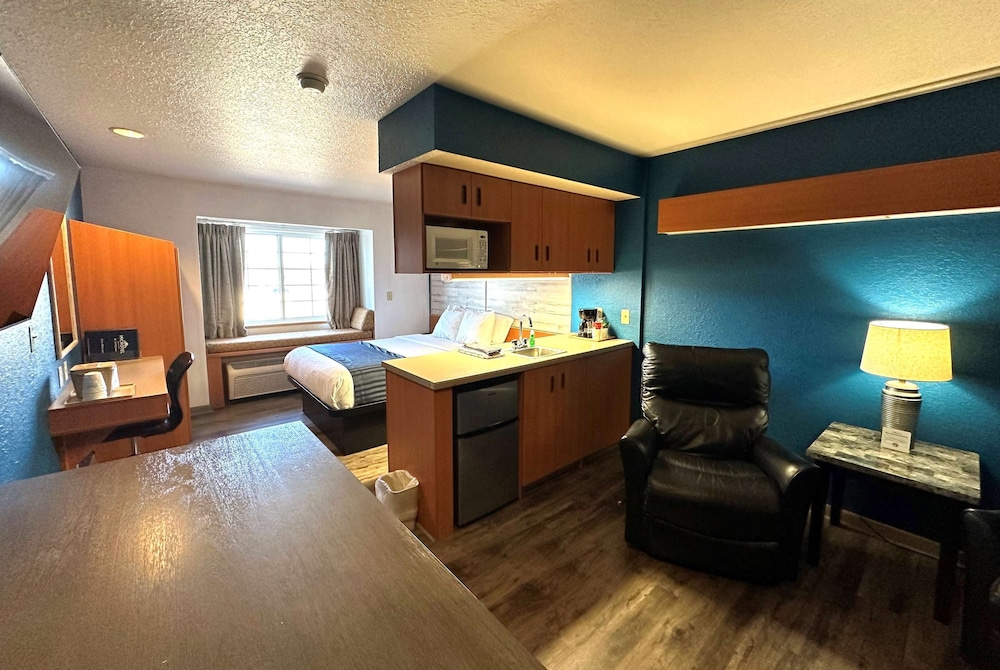 Studio Suite, 1 Queen Bed, Non Smoking - Photo 1