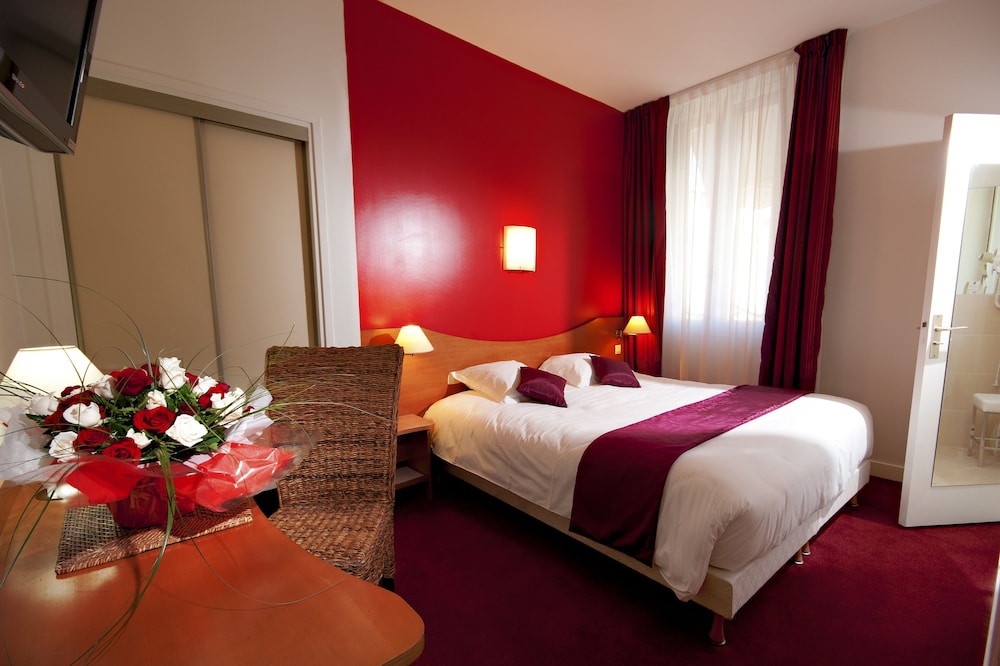 Superior Triple Room, 1 Queen Bed with Sofa bed - Photo 1