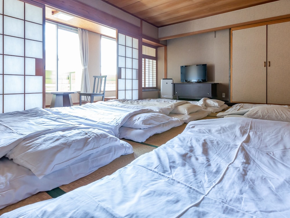 Japanese Room With Shared Washroom - Family (Non-Smoking)