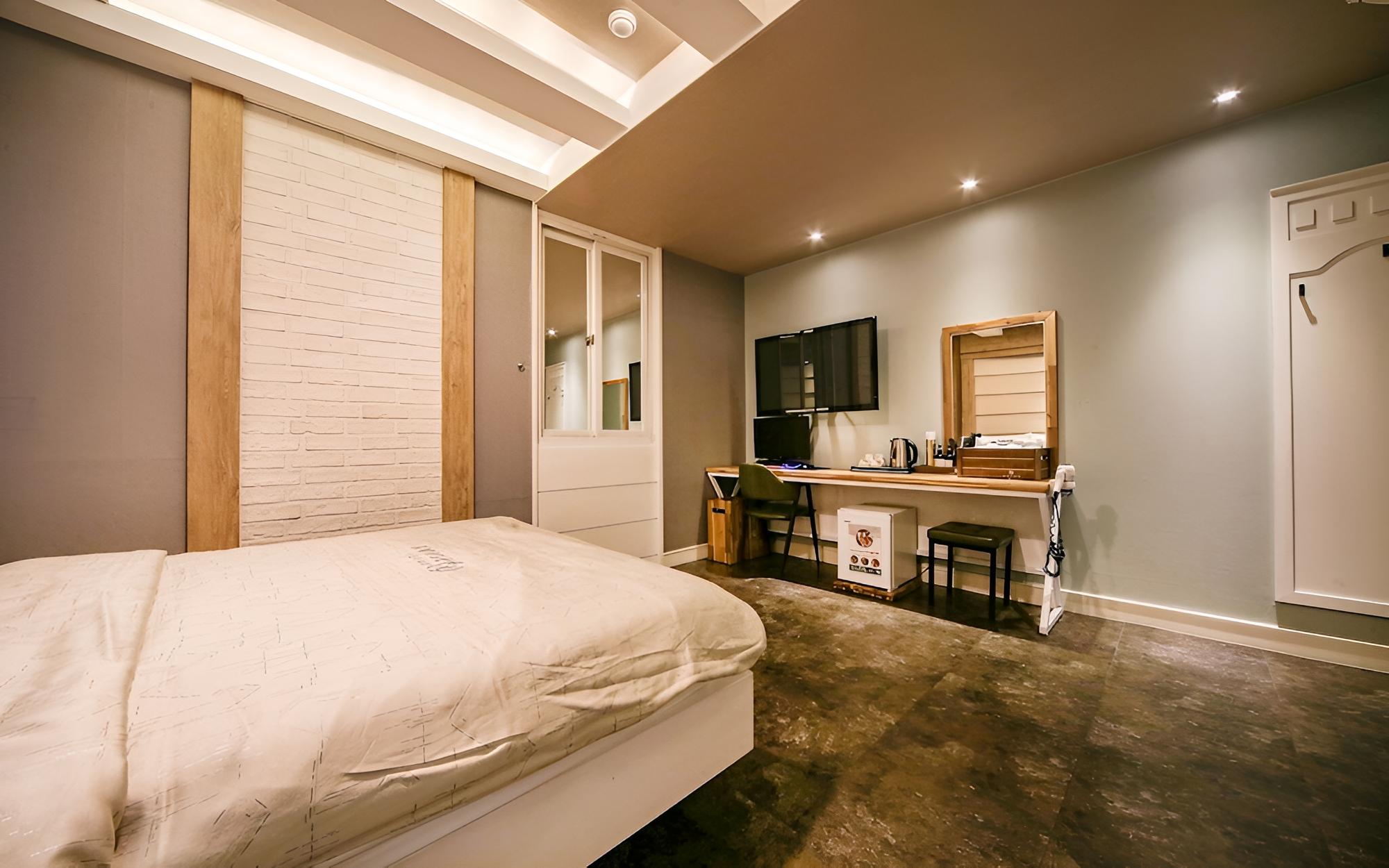 Room (Deluxe (PC/Bathtub)) - Photo 2