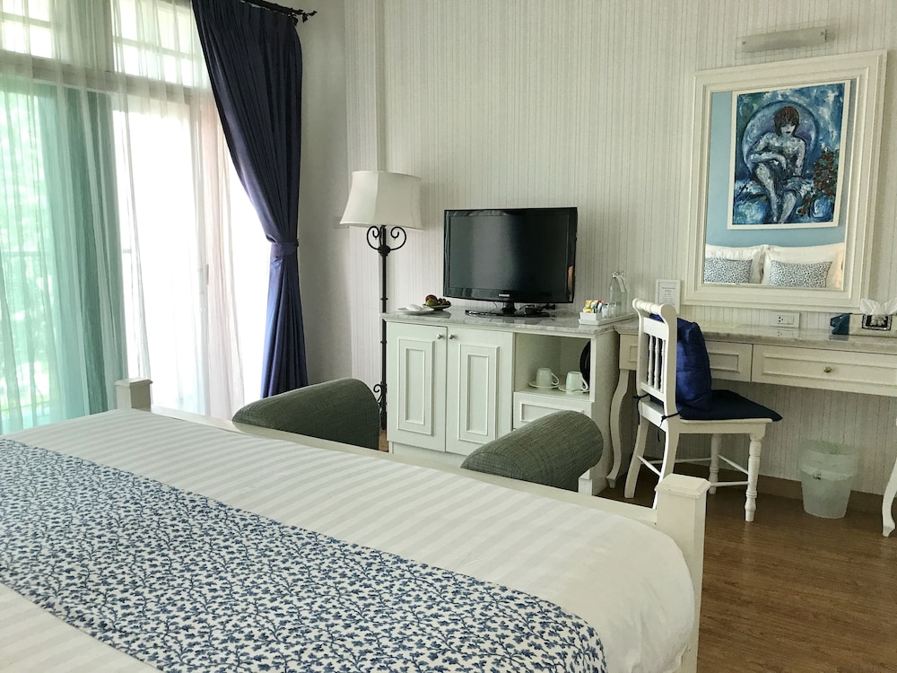 Premium Deluxe 1 King, City View with Balcony - Photo 4