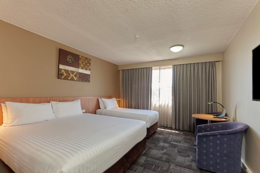 Deluxe Room, Multiple Beds, Non Smoking, Bathtub - Photo 1