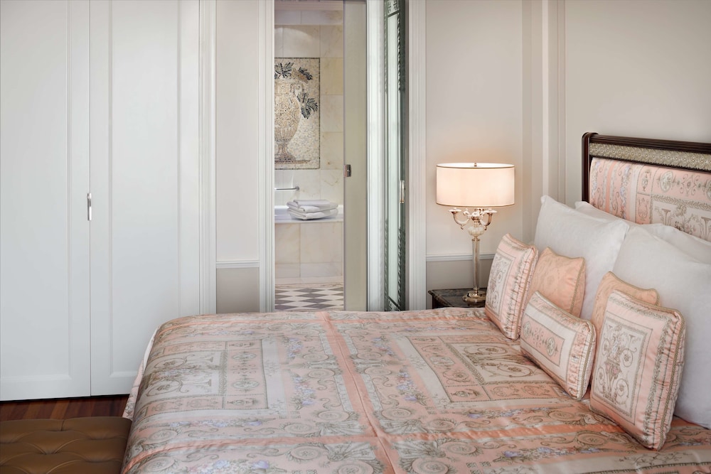 Deluxe Room, Terrace, City View (Versace)