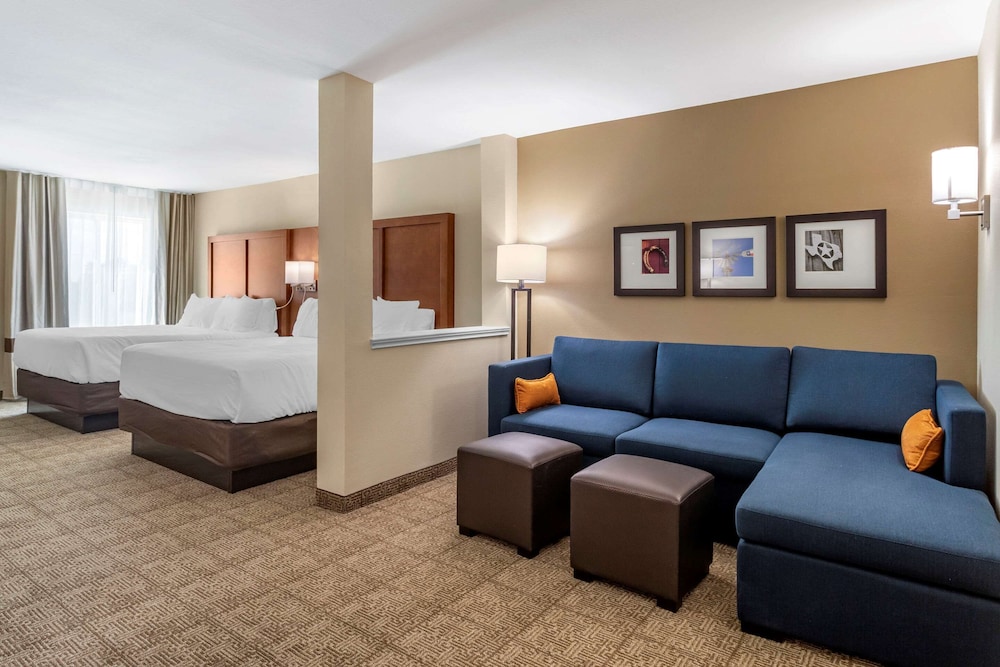 Suite, Multiple Beds, Non Smoking - Photo 2