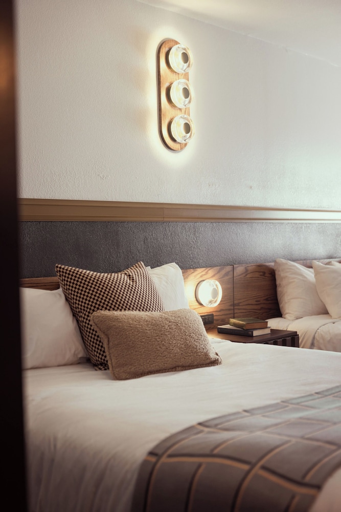 Room, 2 Queen Beds (Walk Up) - Photo 4