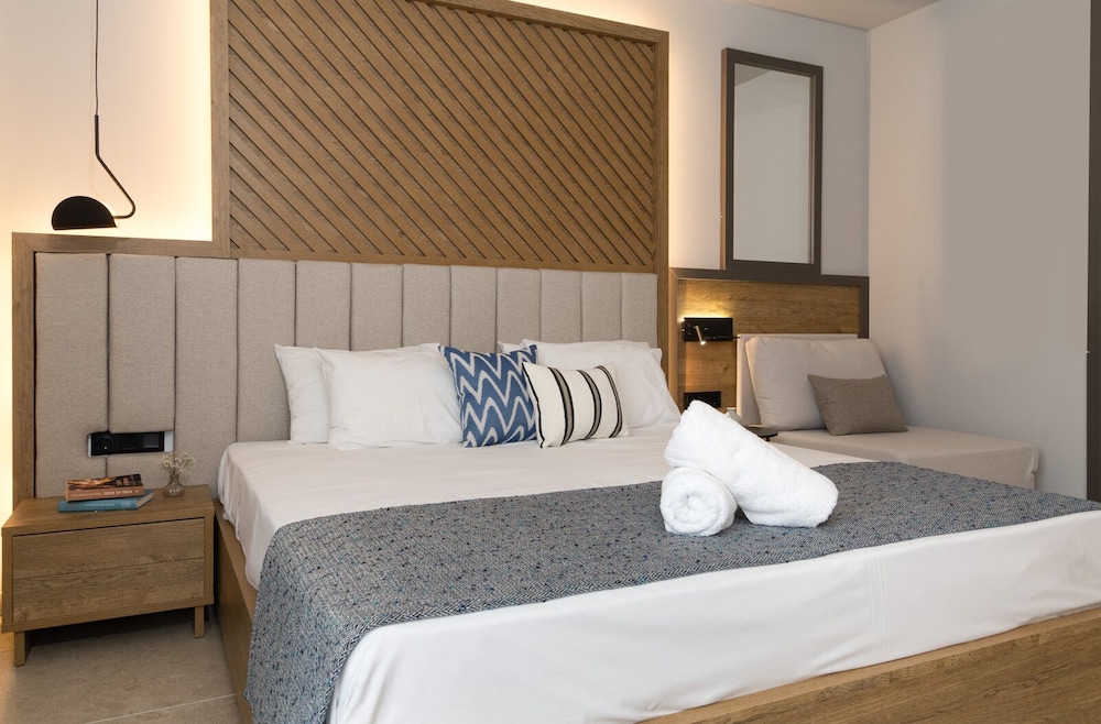 Deluxe Double Room (2 Adults + 1 Child) photo 3
