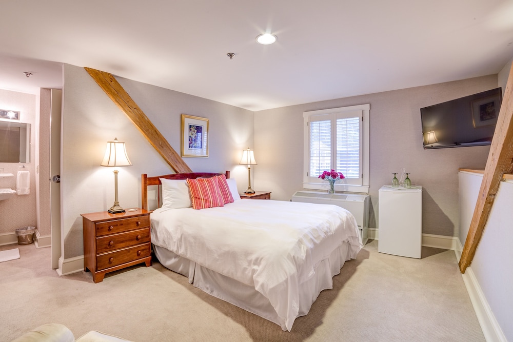 Deluxe Room, 1 Queen Bed photo 3