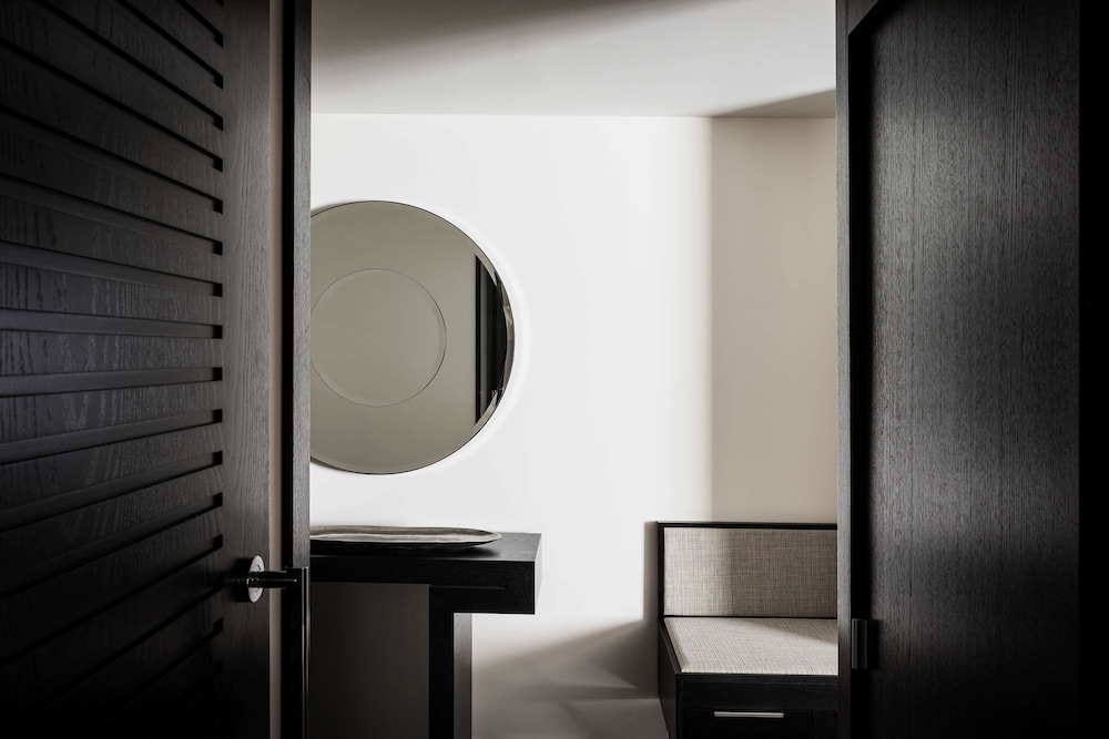 Signature Suite, 1 King Bed, Club Lounge Access (Skyline) thumbnail 5