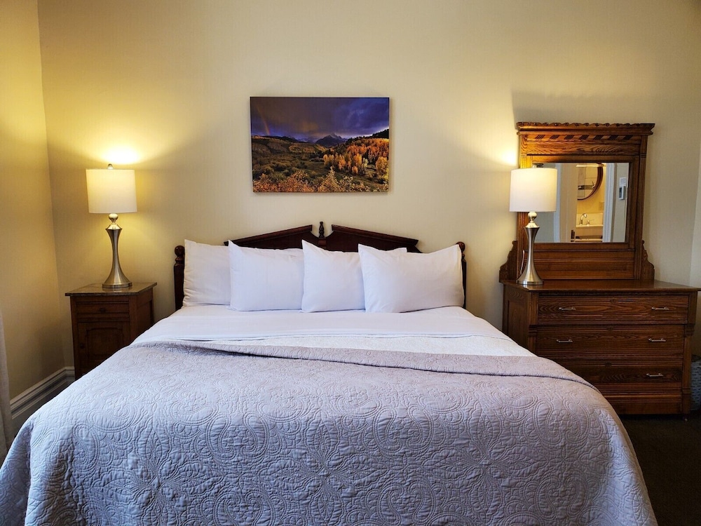 Room 9 - King Bed