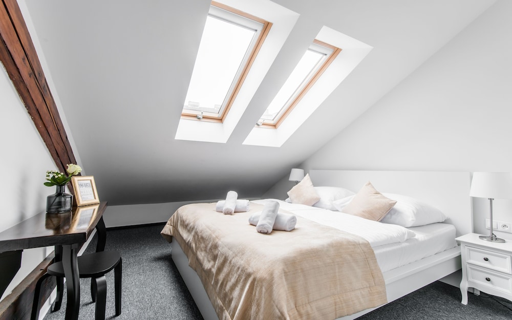 Economy Double Room, 1 Queen Bed, Private Bathroom, Corner photo 1