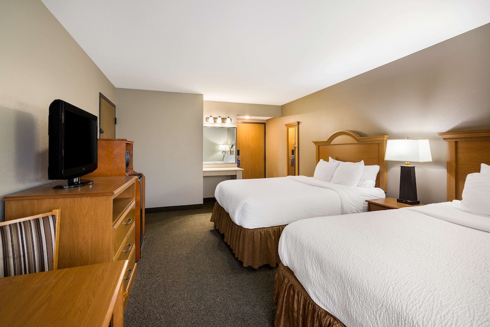 Standard Room, 2 Queen Beds, Non Smoking, Refrigerator & Microwave (Pet Friendly) - Photo 2