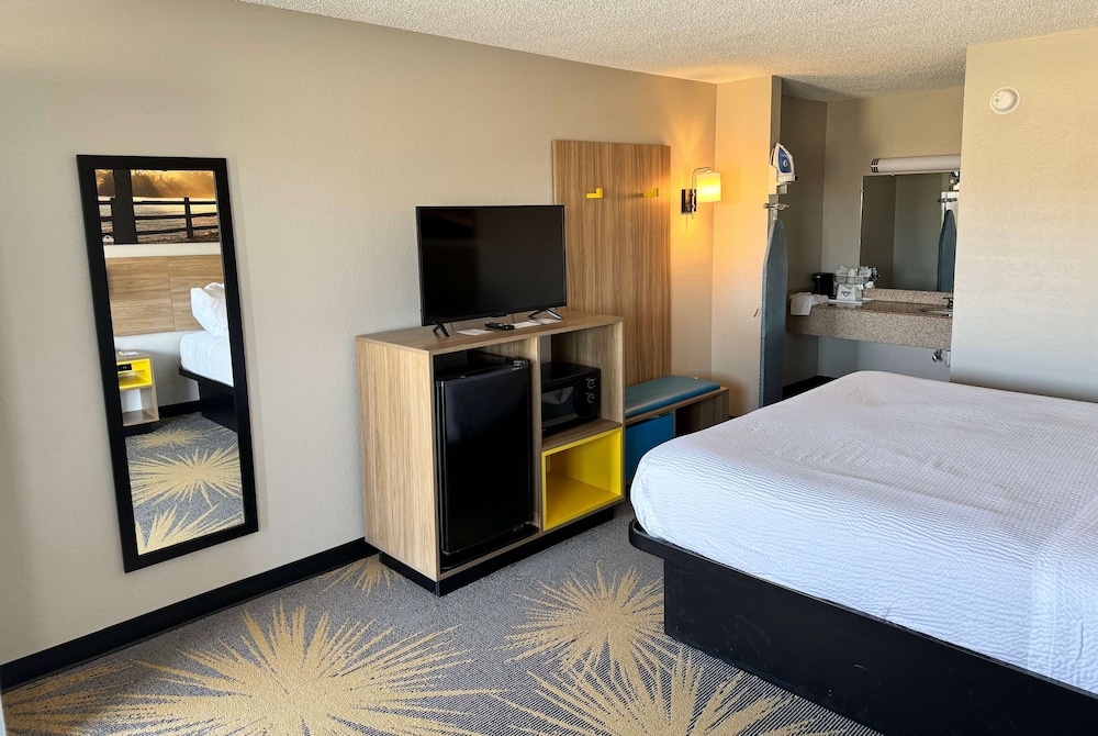 Standard Room, 1 King Bed - Photo 4