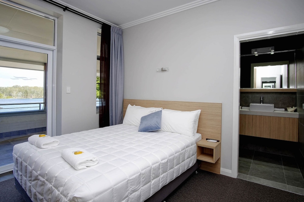 Deluxe Double Room, 1 Queen Bed, Ensuite, Lake View photo 1