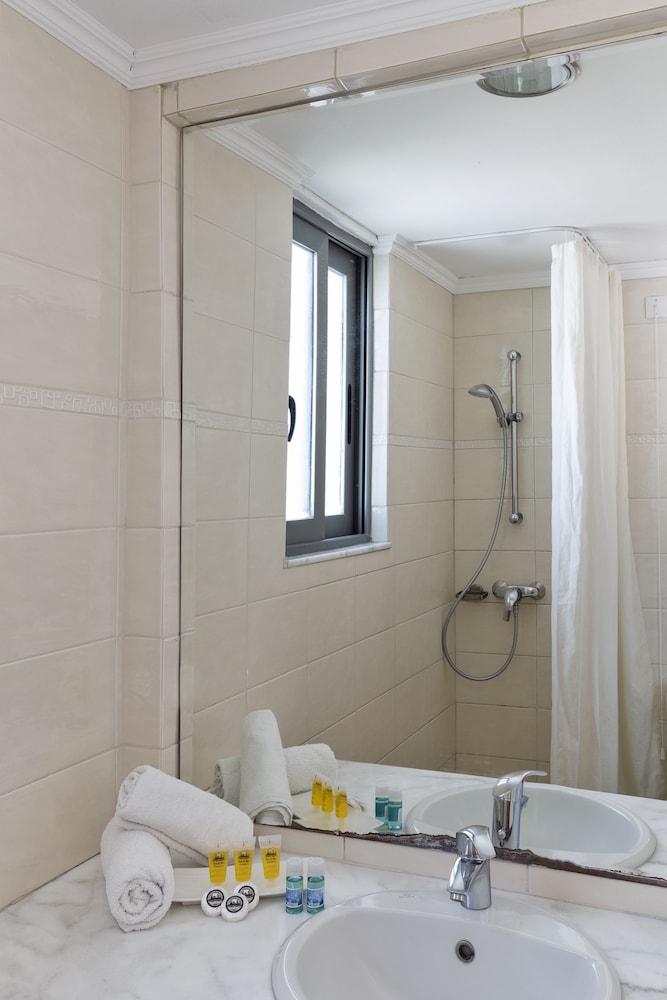 Standard Double Room - Photo 9