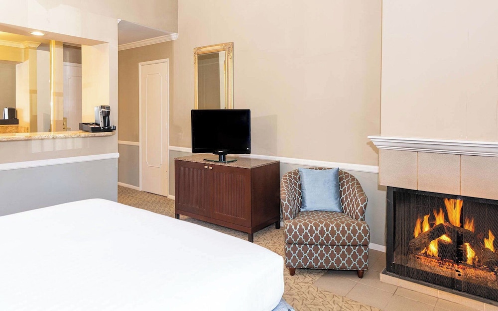 Room, 1 King Bed, Fireplace - Photo 4