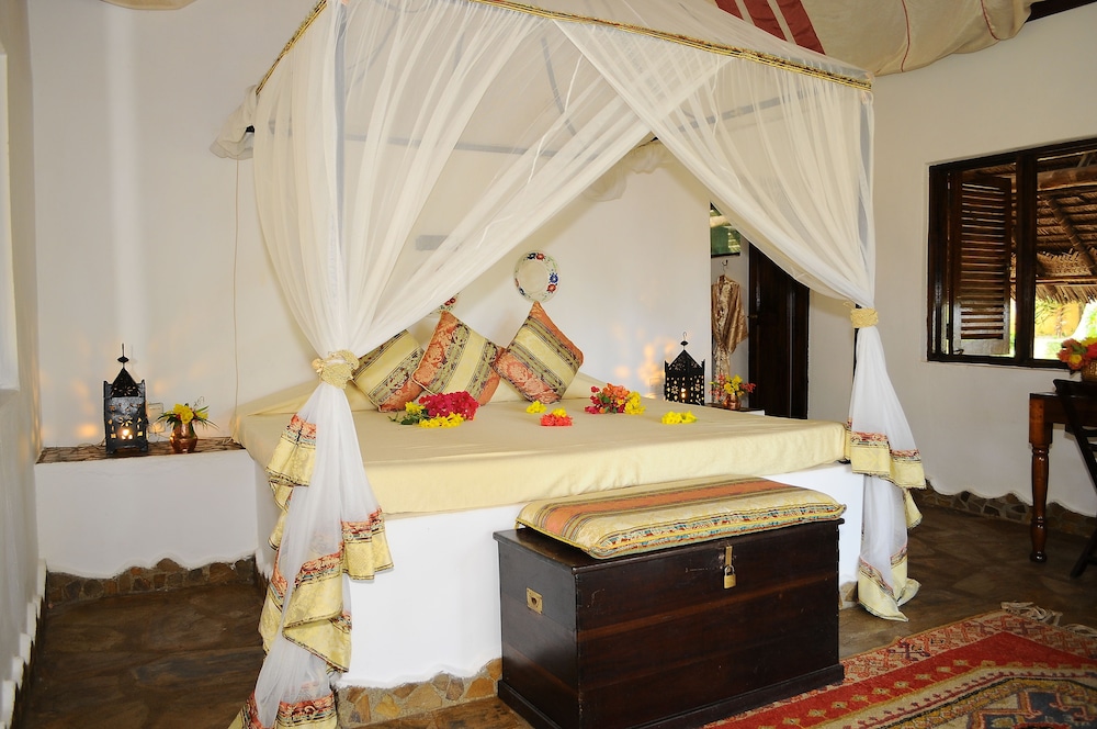 Double Room, 1 King Bed, Partial Sea View, Garden Area photo 3