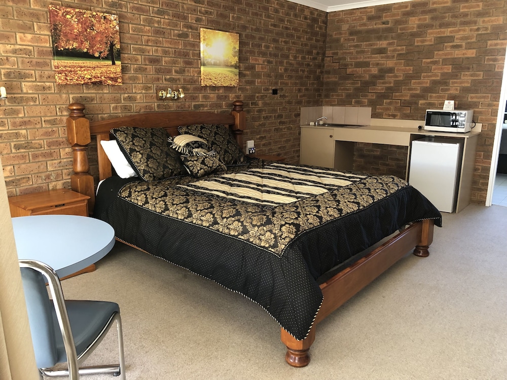 Superior Studio Suite, 1 King Bed, Bathtub photo 3