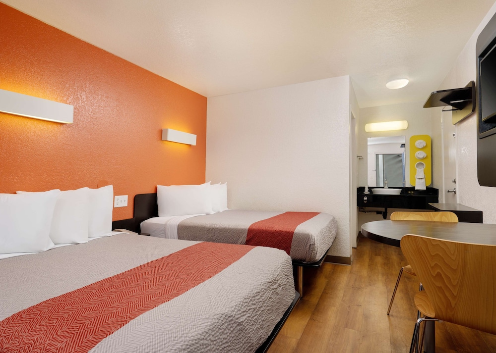 Standard Room, 2 Double Beds, Non Smoking photo 3