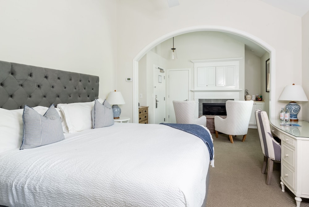 Standard Suite, 1 King Bed, Non Smoking photo 1
