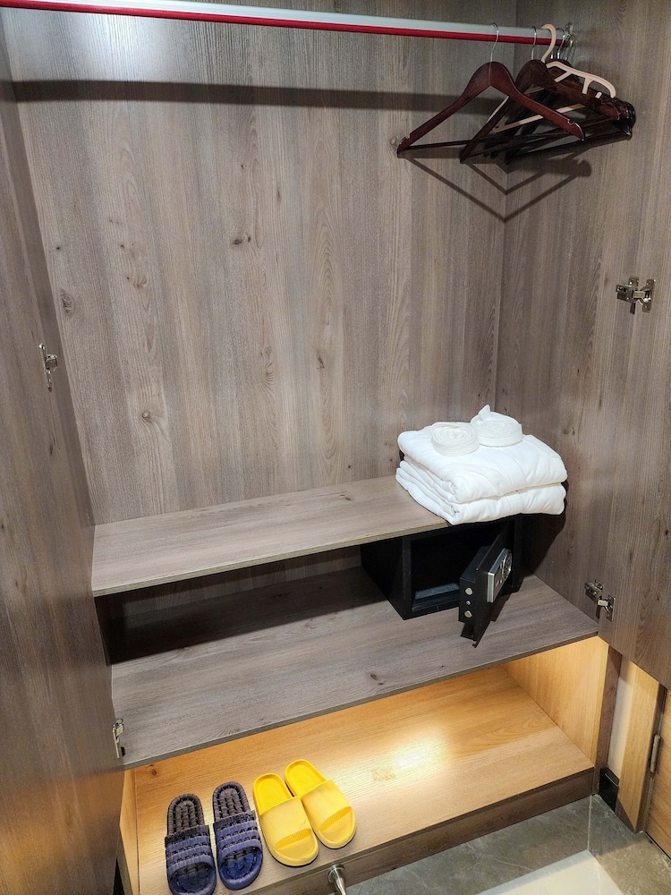 Deluxe Twin Room, Multiple Beds, Non Smoking, Private Bathroom - Photo 12
