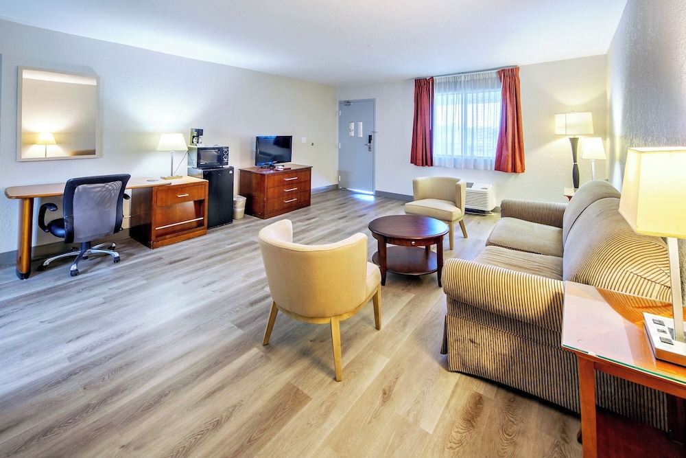 Suite, 2 Queen Beds, Non Smoking - Photo 2