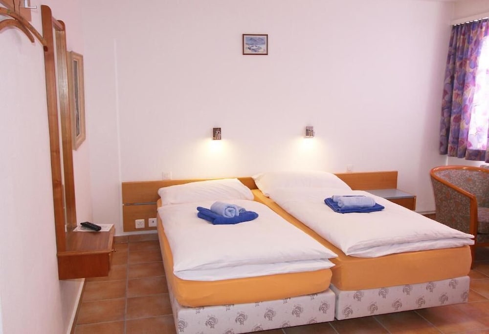 Basic Double or Twin Room, Garden View