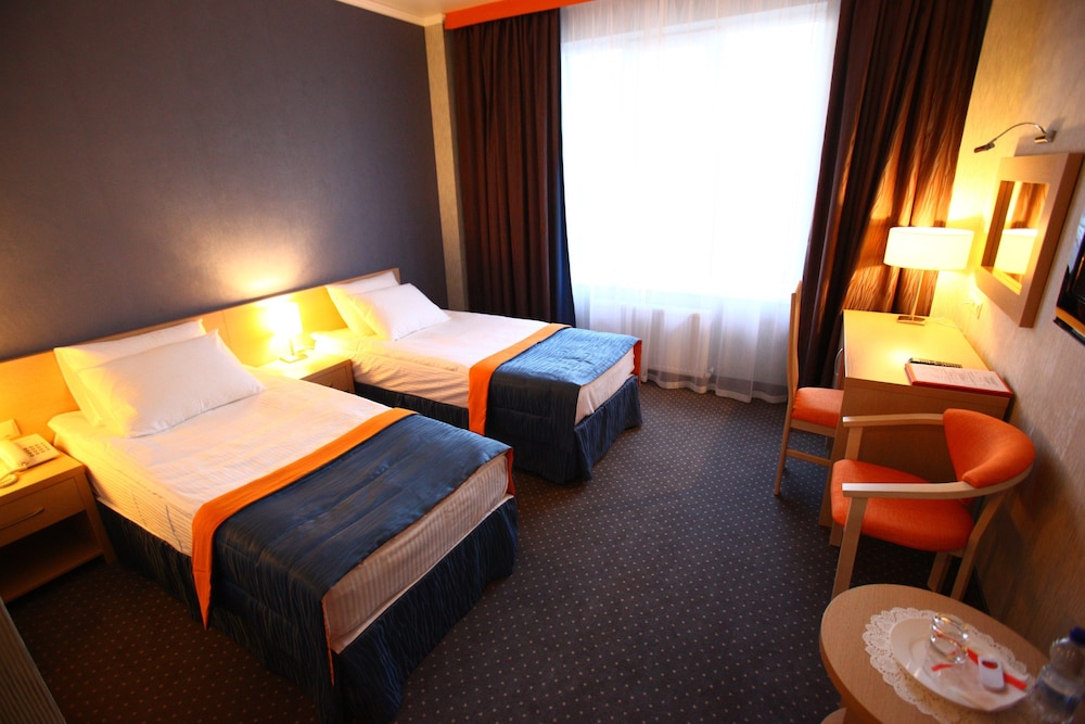 Standard Double or Twin Room (City, Ground floor, Street View) photo 2
