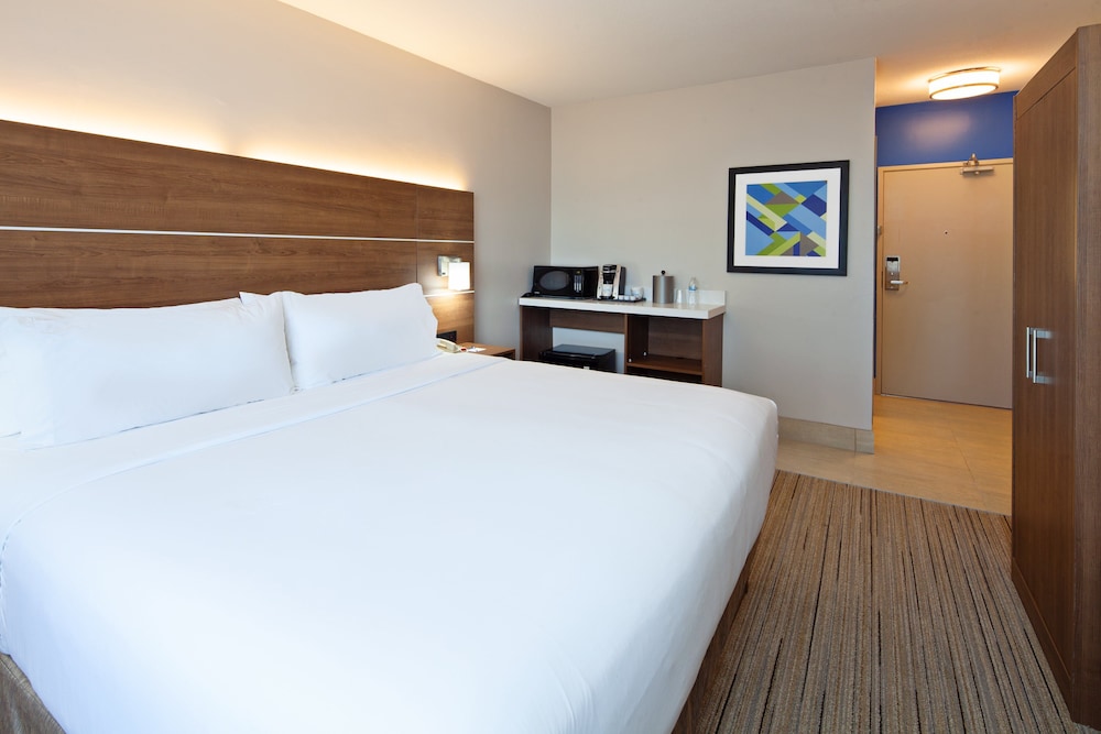 Suite, 1 King Bed, Accessible (Communications, Roll-In Shower) - Photo 2