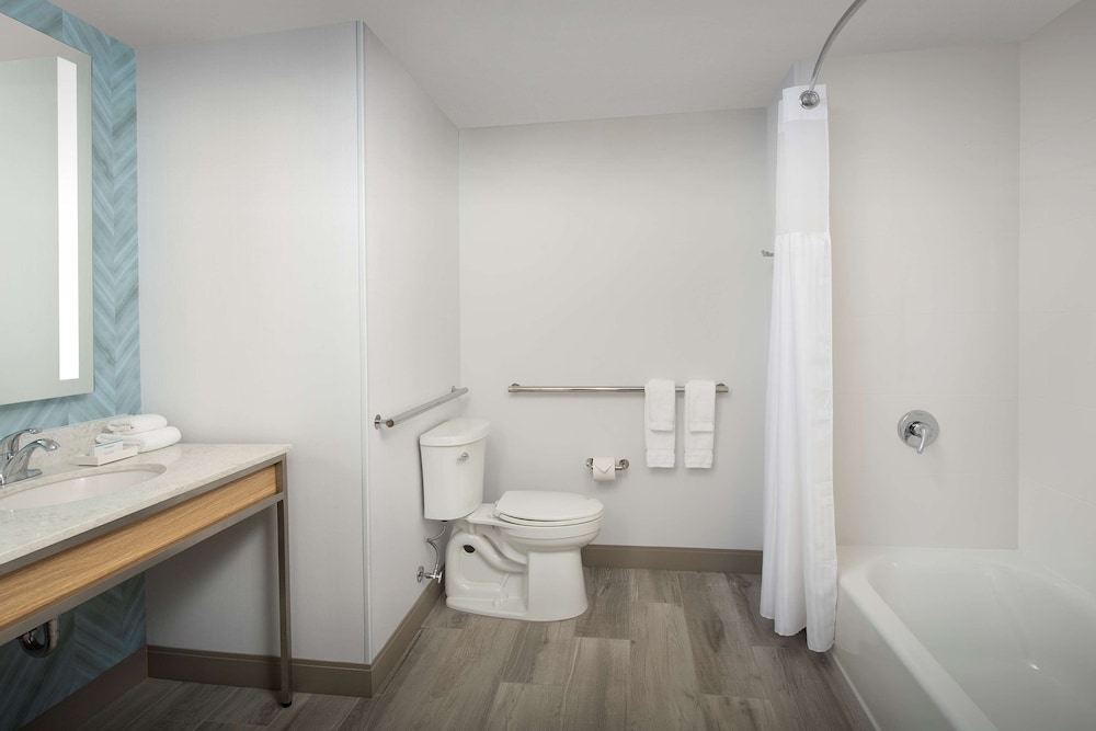 Deluxe Room, 2 Queen Beds, Bathtub