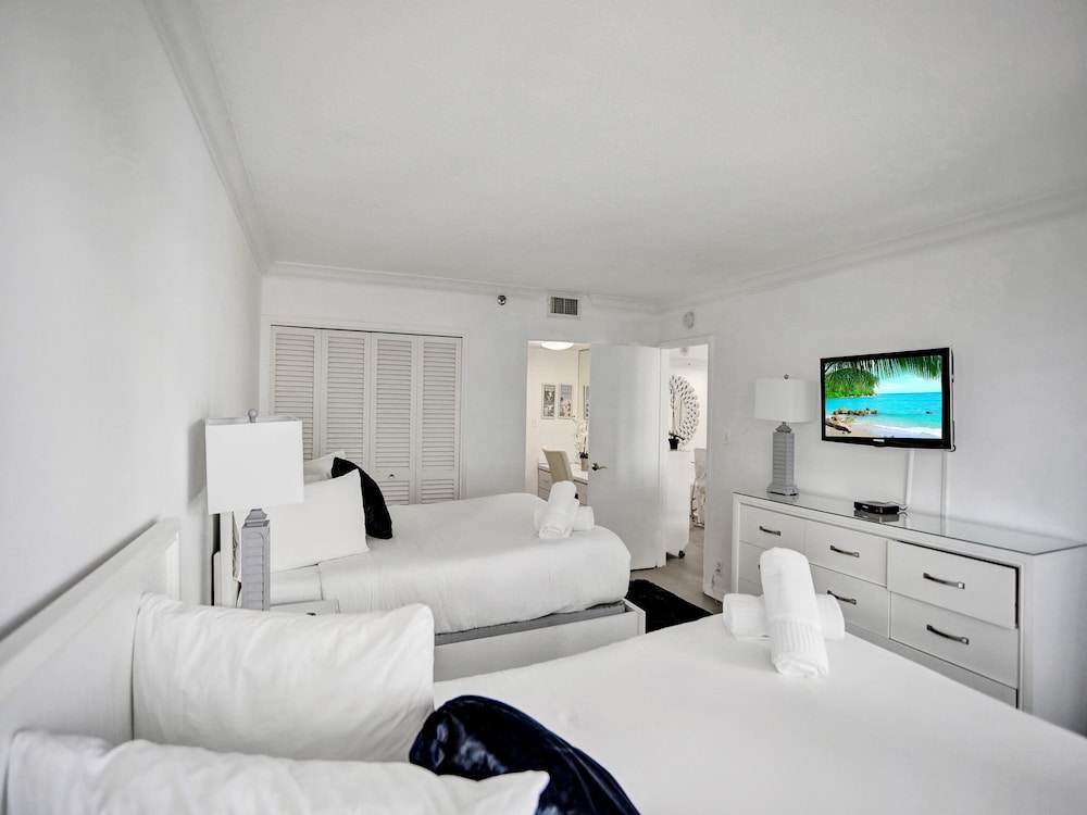 Charming Ocean View Condo / 516