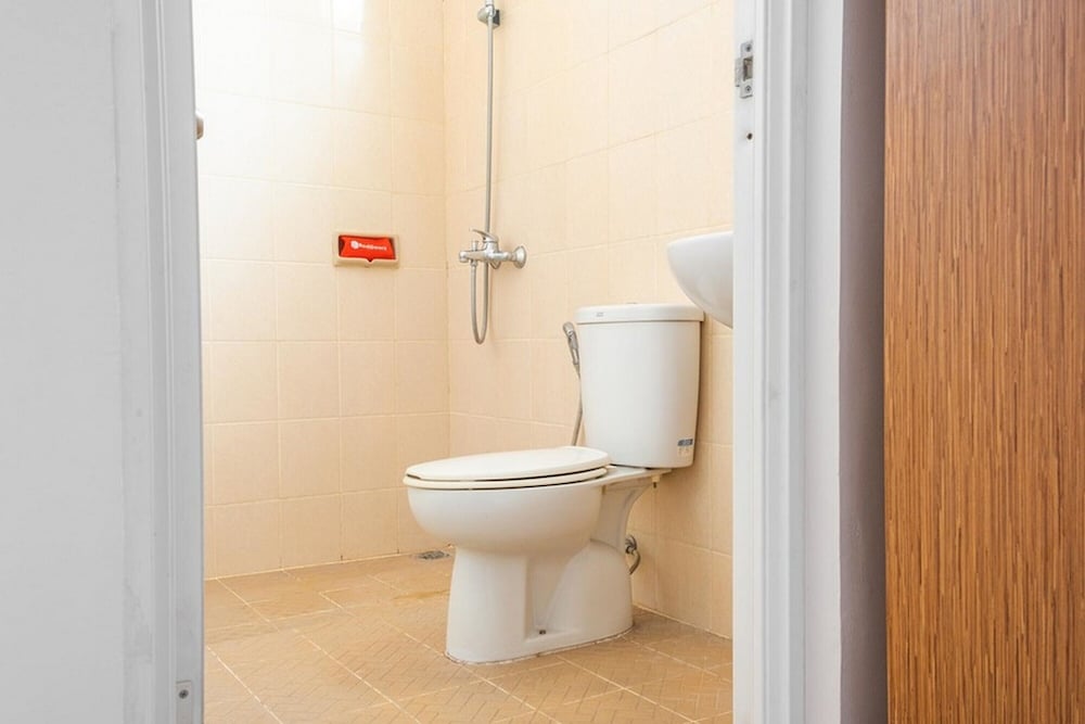 Twin Room (RedDoorz) - Photo 2