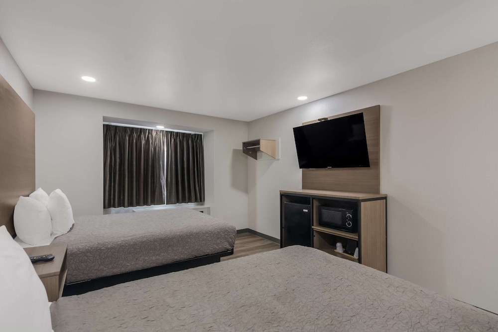Room, 2 Queen Beds, Non Smoking - Photo 2