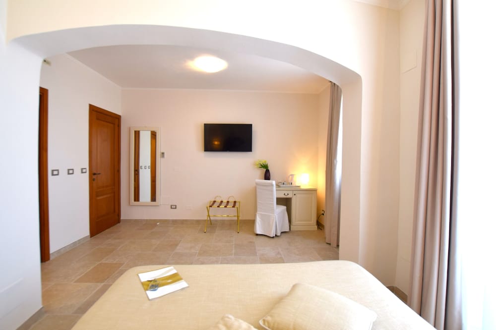 Deluxe Room, Balcony, Partial Sea View photo 2