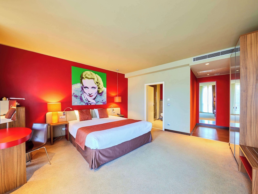 Standard Room, 1 King Bed, Non Smoking - Photo 4