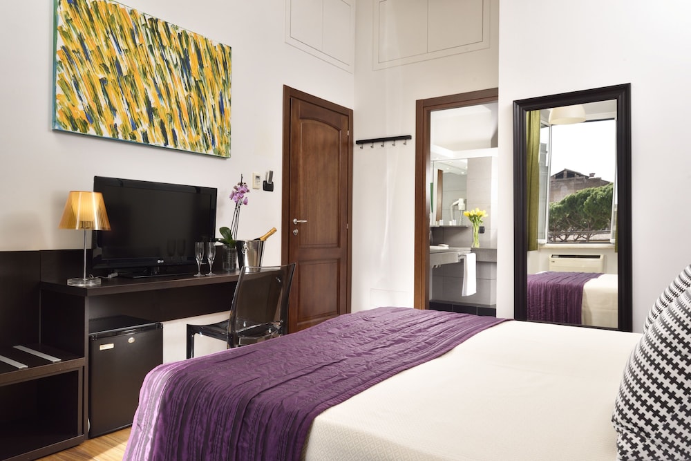 Deluxe Double or Twin Room (City View) photo 3