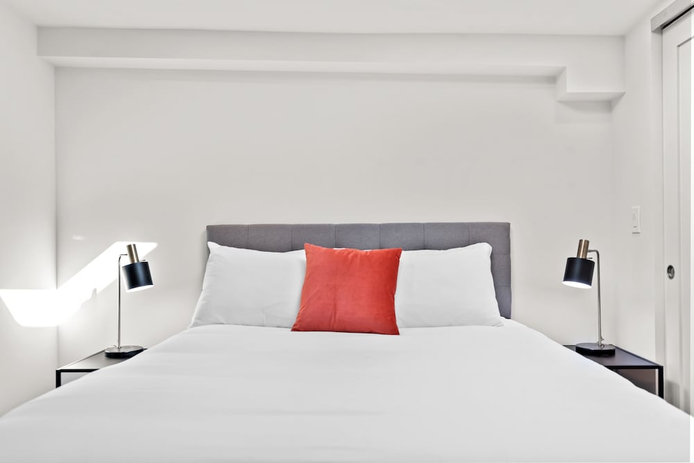 Premier Studio, 1 Queen Bed (Self Check-in with Virtual Front Desk)