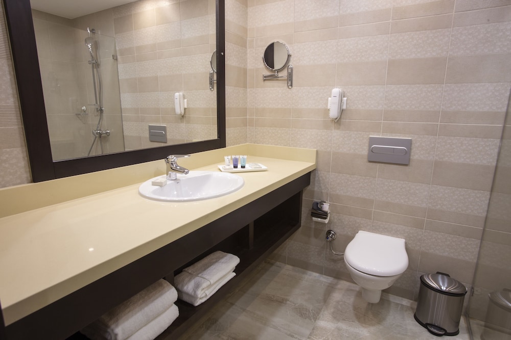 Deluxe Suite, 1 King Bed, City View photo 2