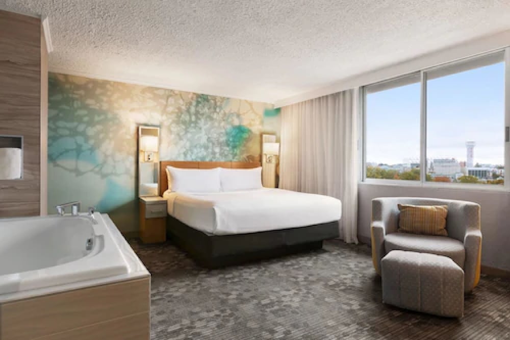 Suite, 1 King Bed (Skyline View) - Photo 3