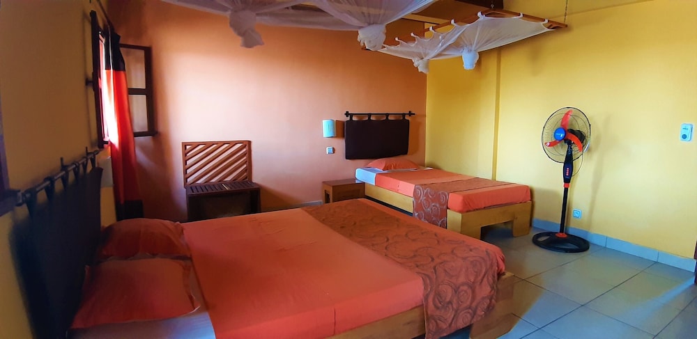 Economy Triple Room, Non Smoking, Courtyard View