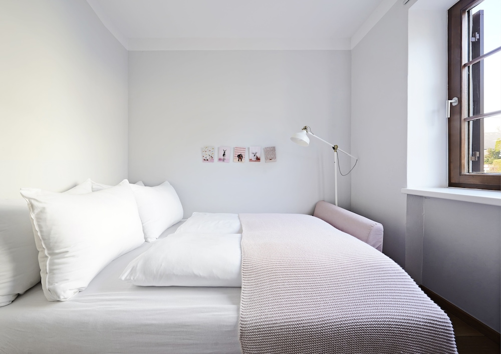 XL 3 Bedroom Apartment, Sofa Bed, Balcony - Photo 2