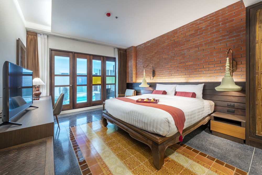 Superior Pool Access (King Bed) photo 1