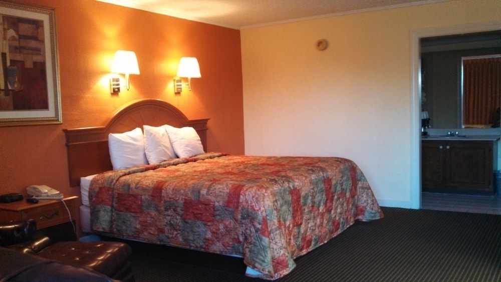 Standard Room, 1 King Bed, Non Smoking photo 1