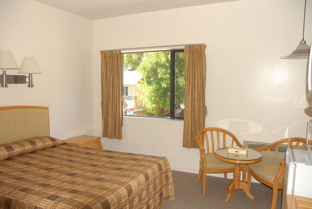 Room, 1 Queen Bed, Private Bathroom