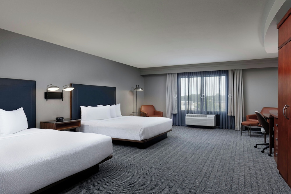 Room, Multiple Beds (Mobility/Hearing Access, Roll-in Shwr) photo 1